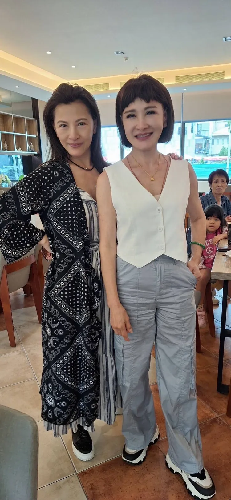 黃香蓮（右）與廖麗君。渥洛克企業提供