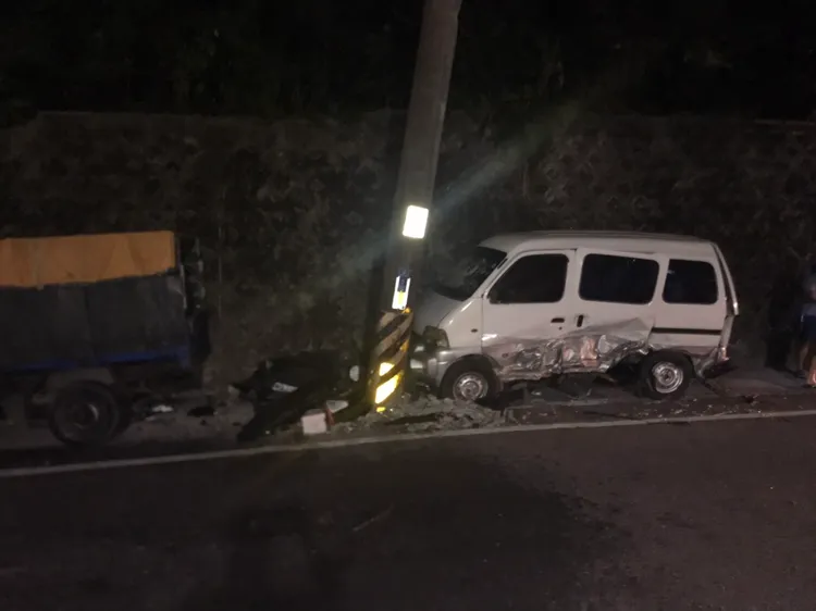 路邊停放的廂型車、機車無辜遭殃。翻攝畫面