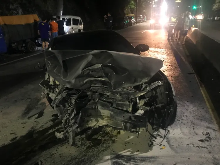 張男駕駛黑色小客車車頭全毀，他與乘客兩人僅輕傷。翻攝畫面