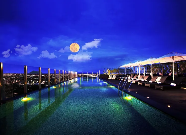 礁溪晶泉丰旅位處地理位置優越的礁溪溫泉風景區中心，闔家在最美無邊際泳池的頂樓池畔旁賞月享星空電影院，泡暖湯歡慶團圓，輕鬆享受美好時刻。業者提供