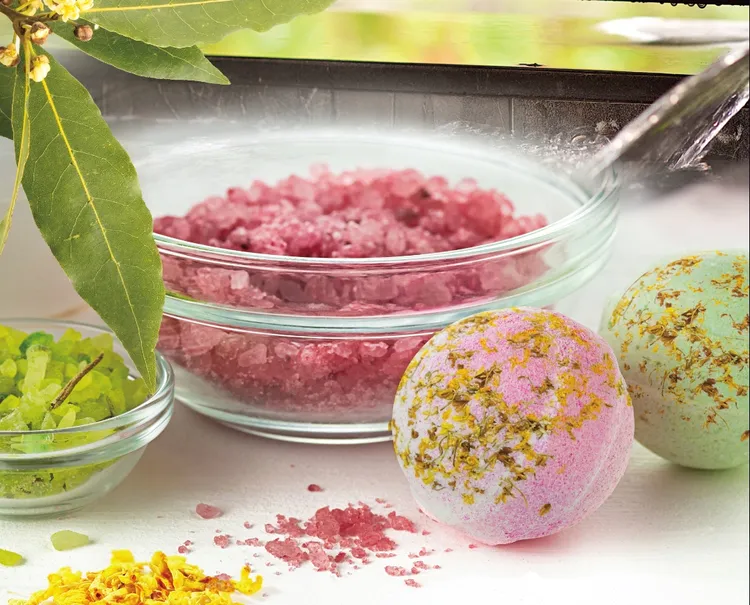 迎接農曆八月「桂月」節慶習俗，飯店於9月29日、30日中秋節連續兩天，加碼舉辦桂花DIY活動，分別為精油桂花浴鹽及精油桂花泡澡球。業者提供