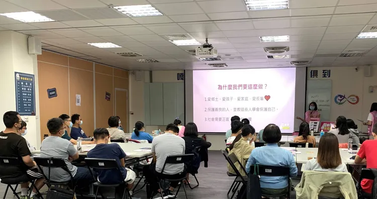 「假新聞清潔劑」公民團體帶民眾以換桌方式討論如何應對假新聞。青年局提供