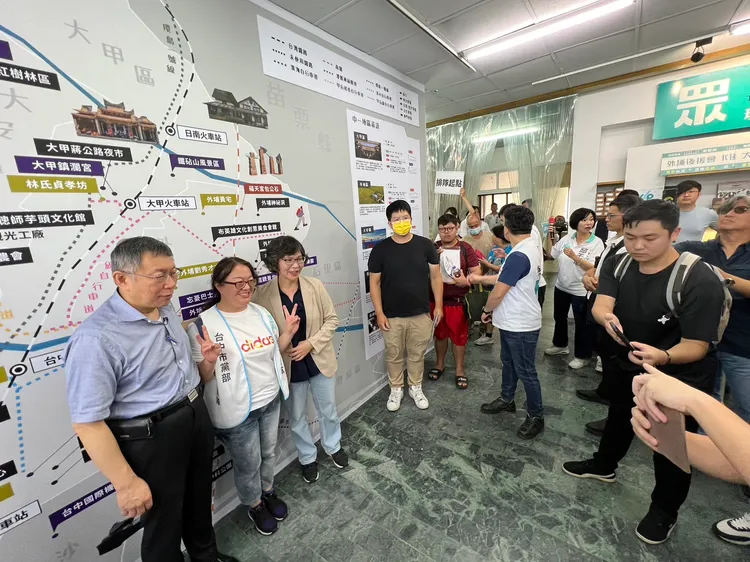 柯文哲到蔡壁如大甲競選服務處助選，支持者爭相與2人合照。鮮明攝