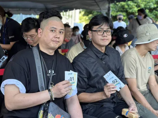 iPhone 15今開賣!「頭香哥」揪員工排10天 中華電加碼抽Pro Max新機