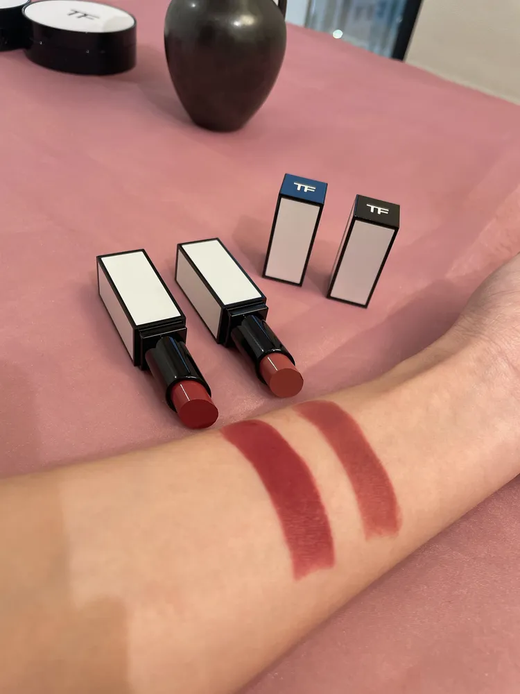 玫瑰秘境限定版設計師絲絨霧光唇膏試色，#01初戀玫瑰（右）、#02濃情玫瑰（左）。張家玲攝
