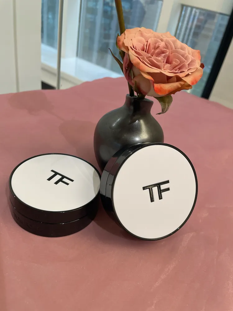 玫瑰秘境限定版氣墊粉盒，各1250元。張家玲攝