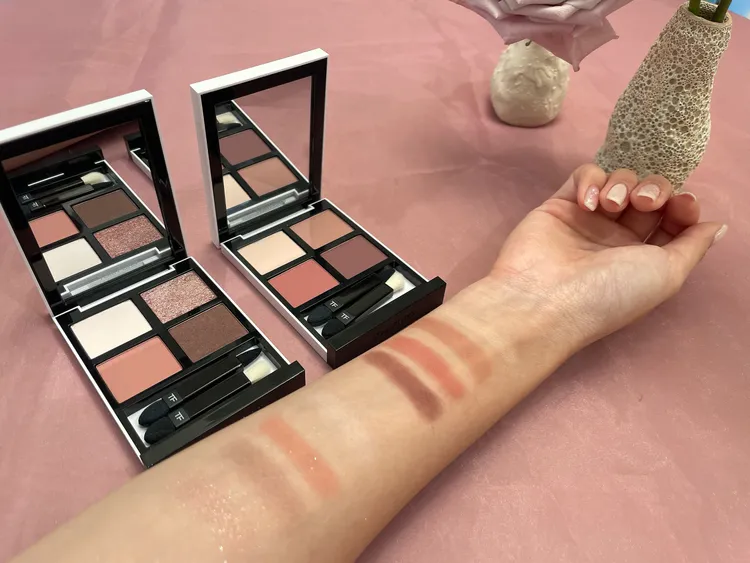 玫瑰秘境限定版高級訂製4格眼盤試色，#30叛逆玫瑰（左）、#01煙燻玫瑰（右）。張家玲攝
