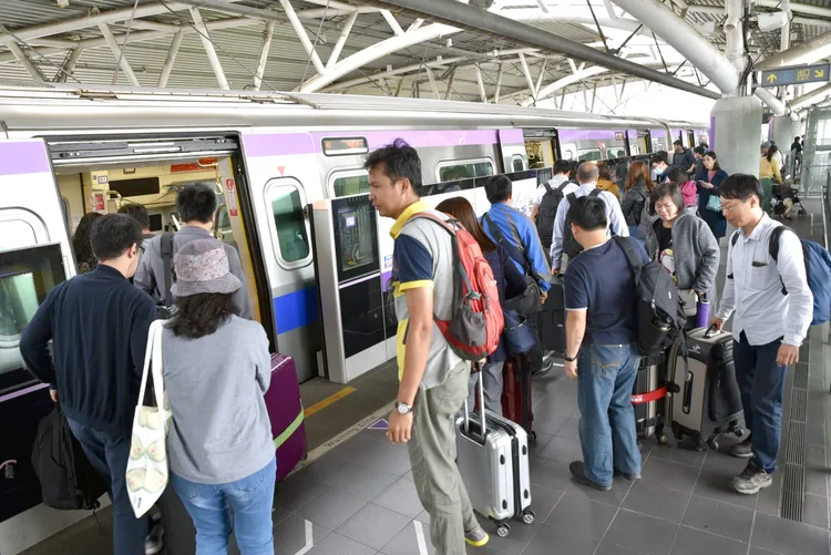 桃園捷運人潮。桃捷公司提供