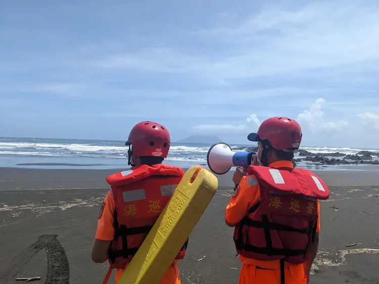 海巡人員勸導民眾遠離海邊。海巡署北部分署提供