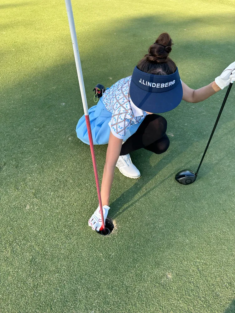 翁滋蔓驚喜迎接一桿進洞。