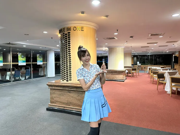 翁滋蔓高爾夫球「一桿進洞」獲得獎盃+名字會登上一桿進洞名人榜牆。漫橘國際提供