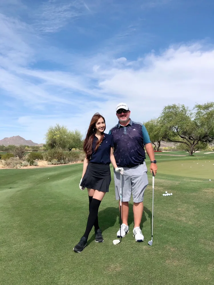 翁滋蔓（左）曾到美國拜師學高球。 漫橘國際提供