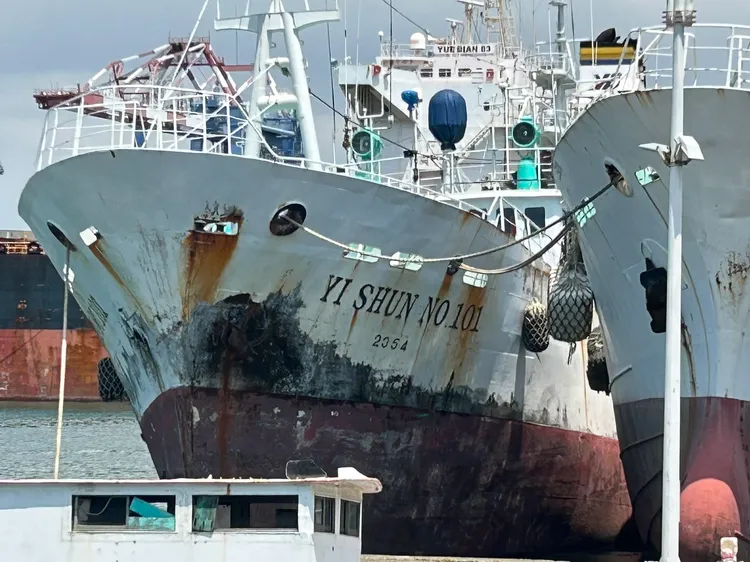 造船廠工人吸入不明氣體昏迷。翻攝畫面