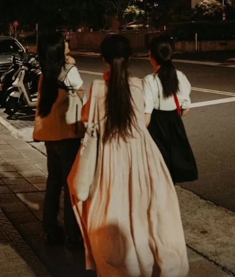 S.H.E在路邊對著「超級藍月」許願。翻攝Hebe的IG