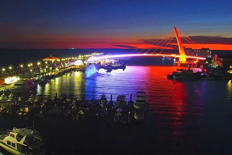 賞月到淡水漁人碼頭，還可欣賞絕美夕陽，眺望絕妙落日餘暉海景的原木棧道。觀光局提供