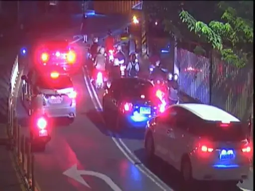 移置貨櫃未申請還霸佔道路 嚴重影響通行!警開單告發