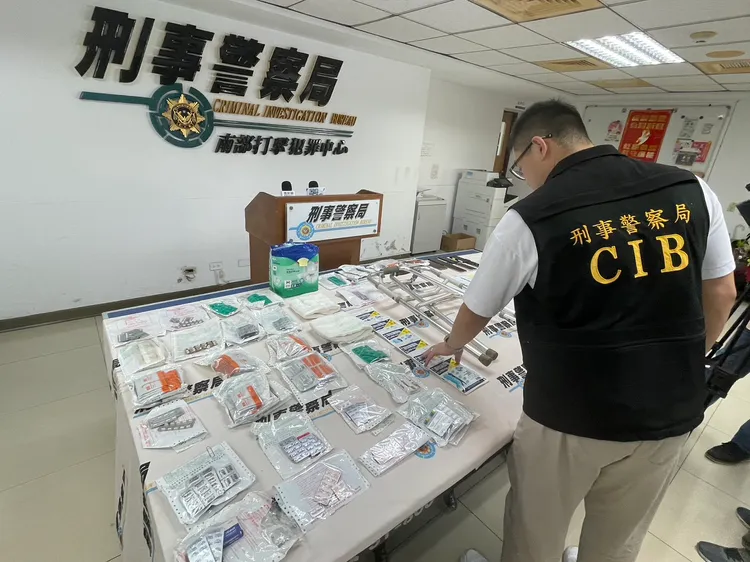 警方查扣保險投保資料、藥品及藥療耗材各1批、助行器、成人紙尿布、手機等證物。翻攝畫面
