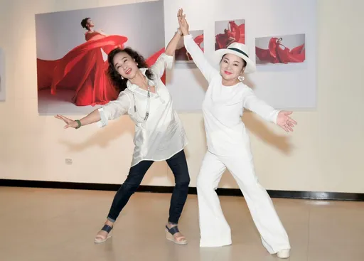 動起來!白冰冰隨著音樂扭擺 力挺「台灣珍芳達」曹金鈴