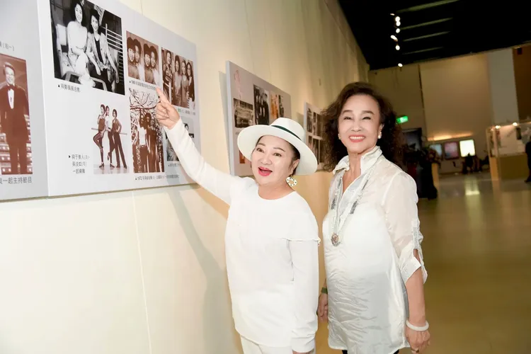 曹金鈴（右）陪白冰冰看展。固立狗提供