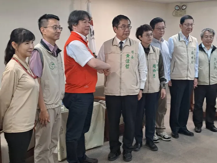 王必勝拜訪黃偉哲共討防治策略。衛生局提供