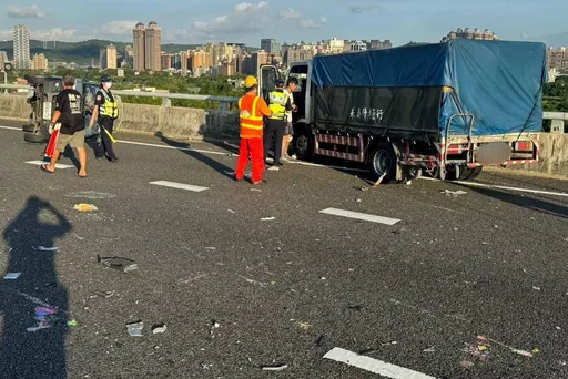 未保持安全車距！小貨車撞翻小貨車　2名駕駛人受傷送醫