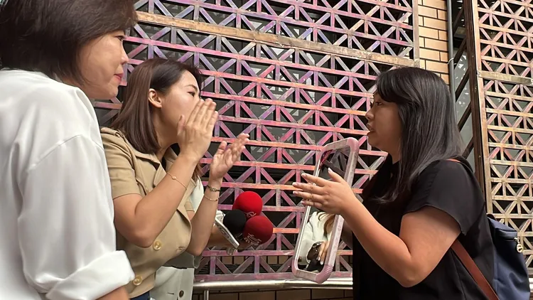 楊佩樺（右）要徐巧芯（左二）照鏡子，「看一下造謠的樣子。」資料照 陳彩玲攝