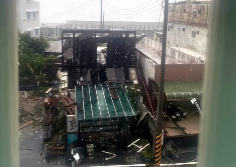 颱風海葵中心3日下午3時40分登陸台東縣東河鄉,台灣東半部風強雨驟,離島綠島有1間民宿傳出倒塌。(民眾提供)中央社