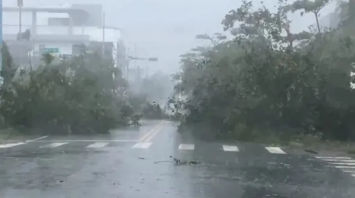 中颱海葵強風豪雨肆虐東海岸 綠島一民宿2樓「飛走了」