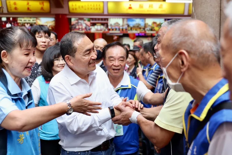 侯友宜與地方里民致意。翻攝畫面