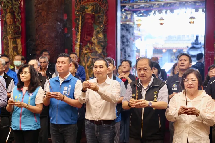 侯友宜參拜祈求國泰民安。翻攝畫面