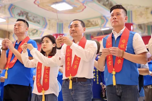 侯友宜颱風前夕參拜松山、信義廟宇　祈求「人民平安」後趕赴防颱會議