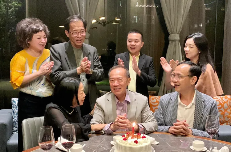 席間眾人為楊榮文鼓掌慶生。翻攝臉書/georgeyeopage