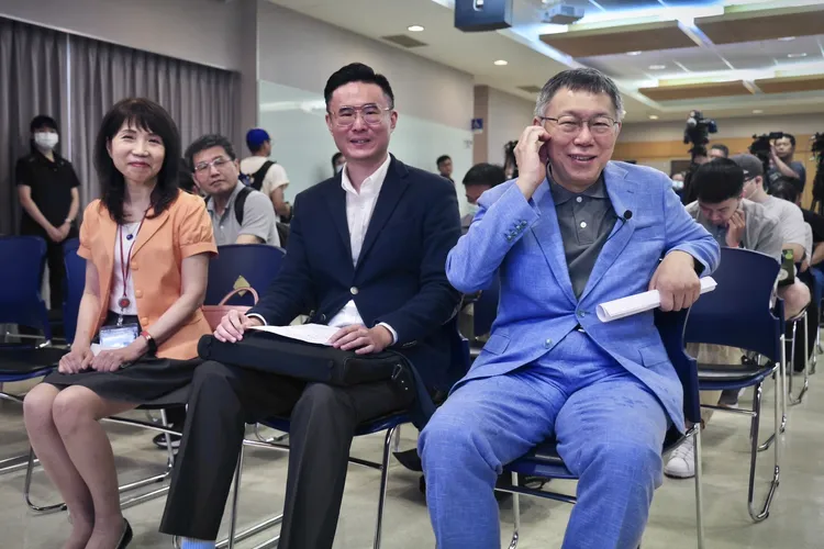 陳昭姿跟已故體育主播傅達仁之子傅俊豪，今共同出席柯文哲記者會。林林攝