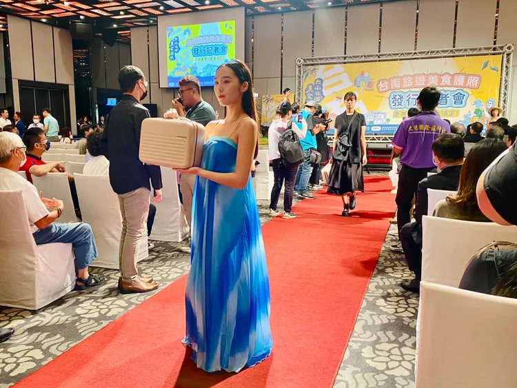 業者加碼送隨行收納手提箱。王志弘攝