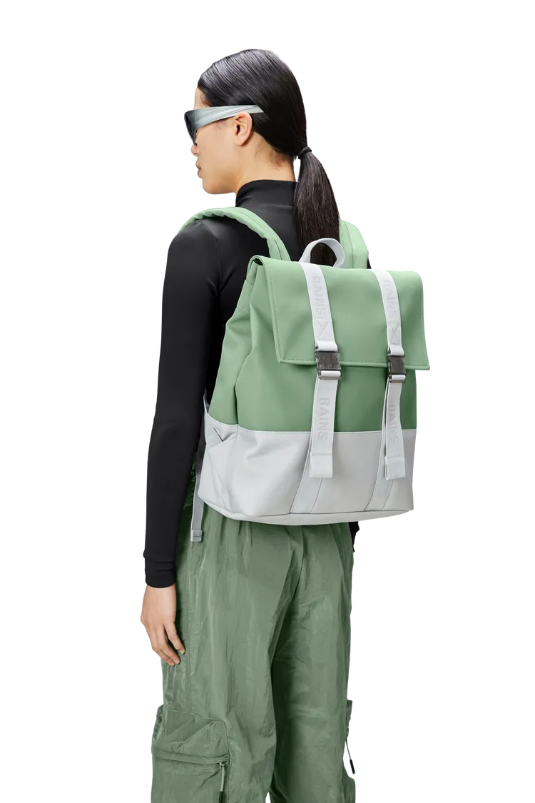 灰濛綠LOGO織帶防水雙扣環後背包，4580元。品牌提供