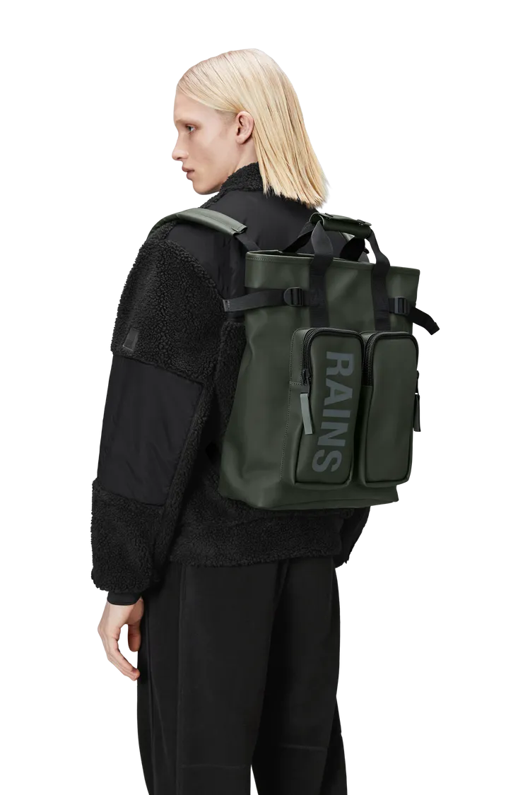 森林綠防水多功能兩用後背包，5580元。品牌提供