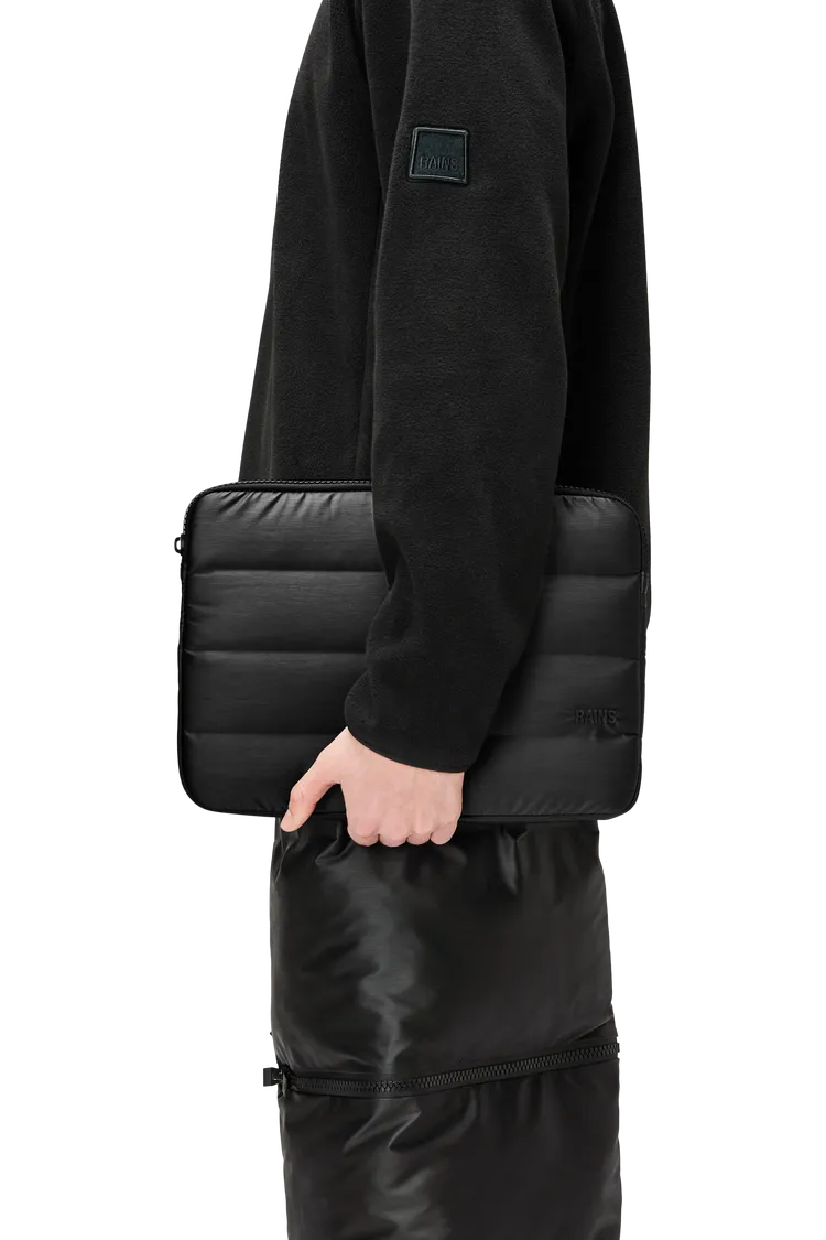 經典黑防水13 14吋筆電包，2280元。品牌提供