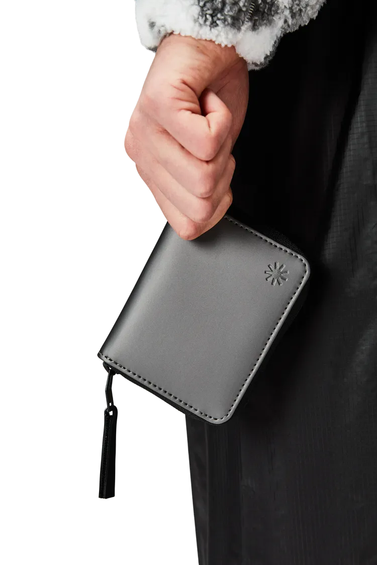 金屬灰防水迷你拉鍊短夾，2180元。品牌提供