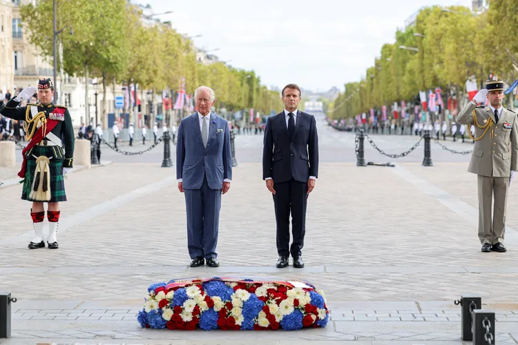 英王查理三世（左）與法國總統馬克宏（右）赴凱旋門獻花致意。路透社