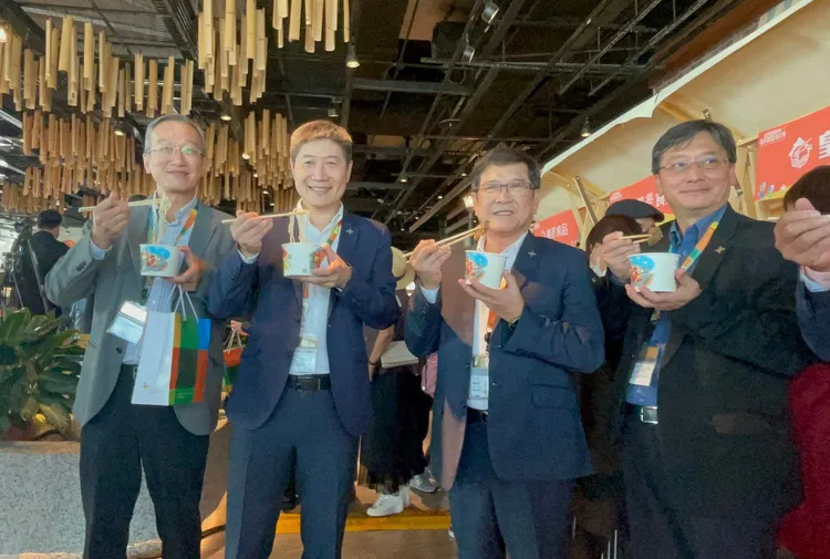 機場公司董事長楊偉甫(右二)等人品嘗機場美食。張沛森攝