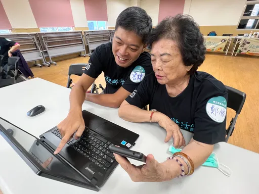 銀髮族正向迎老學電腦 90歲阿嬤嘛ㄟ通!佩服自己跟上「數位化」