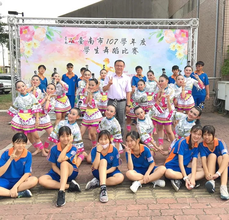 台南市金城國中校長蔡明昌（中）。教育部提供