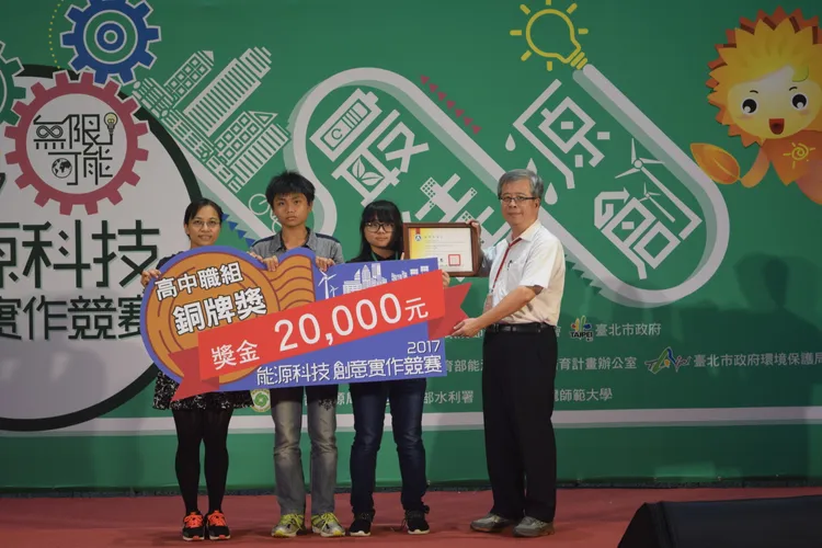 陳淑華（左）帶領學生參加活動。教育部提供