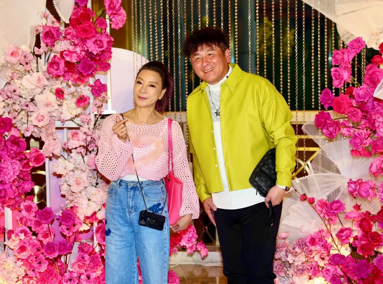 楊繡惠（左）身邊出現男伴是大立電視台董事長盧繹棋。彭欣偉攝