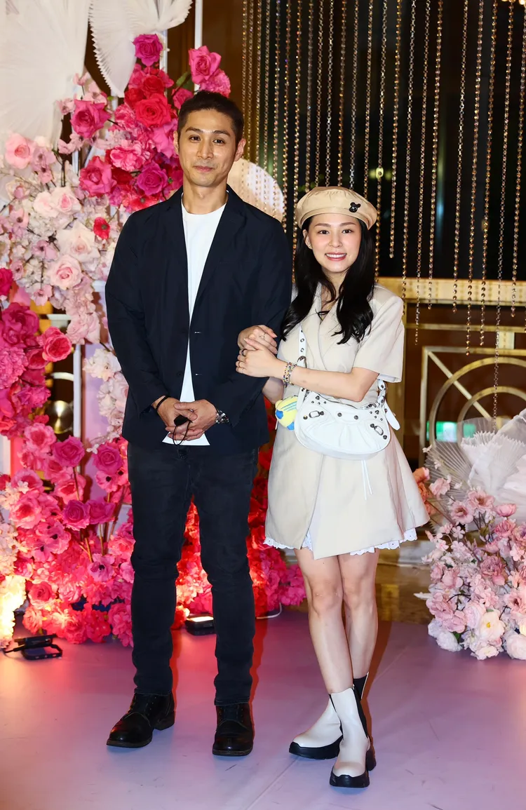 熊熊（右）不怕沖喜，緊摟新婚老公。彭欣偉攝