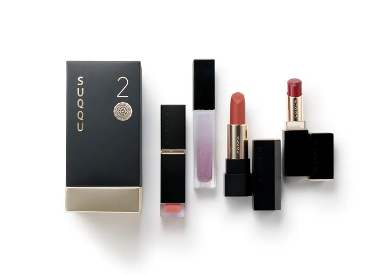 20周年限定唇彩組，當中包含晶采柔艷唇釉（霧光）#111、晶采極潤唇釉#104、晶采透霧唇膏#115以及晶采艷澤唇膏#128，6900元。品牌提供