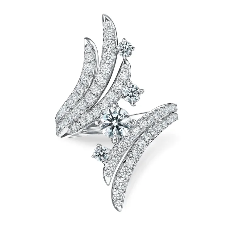 Vela Bypass Cocktail白K金鑽石套戒 ，主鑽約0.3克拉，約32萬1000元。品牌提供