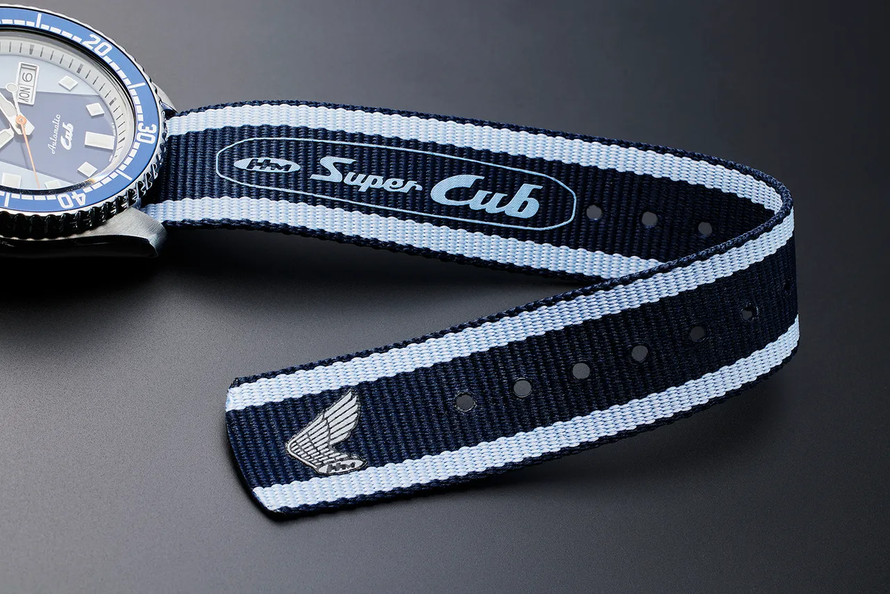 饰有「Super Cub」字样及Honda Logo标志的蓝白尼龙表带。品牌提供