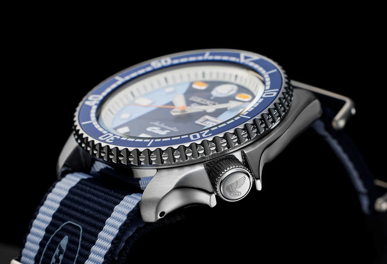 表冠位置印有Honda「自由之翼」厂徽。品牌提供