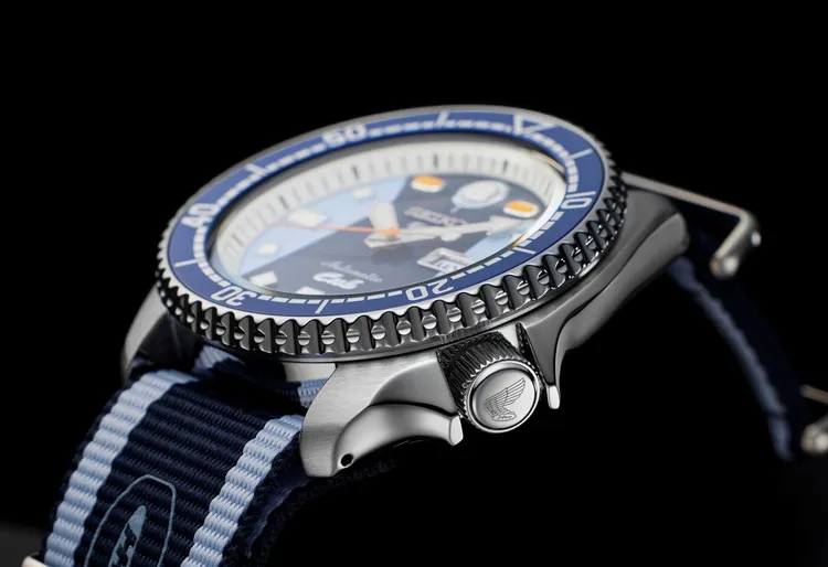 錶冠位置印有Honda「自由之翼」廠徽。品牌提供